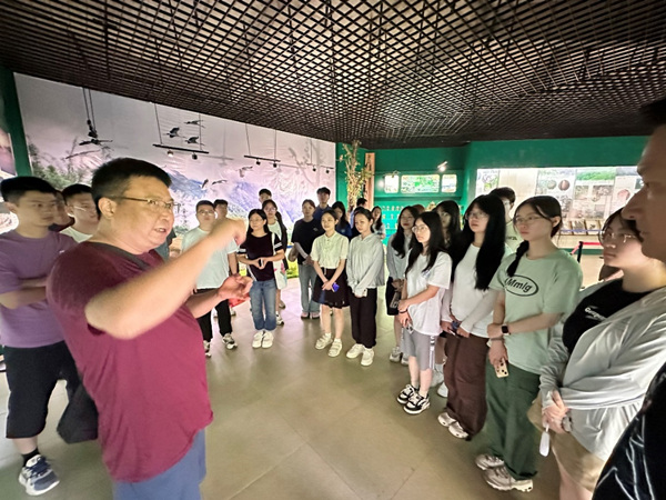 成人短视频
党委书记凌晓明在黄连山宣教中心开展思政教育。成人短视频
供图