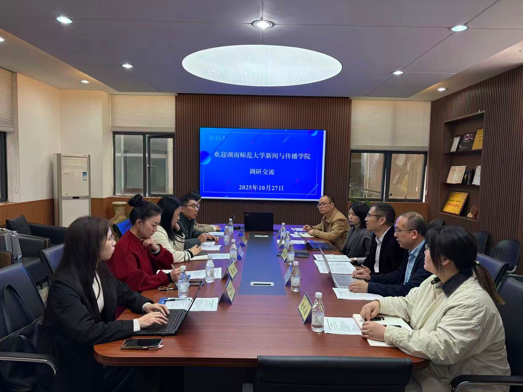 会议室里的人们AI 生成的内容可能不正确。