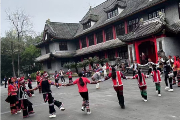 哈尼族中小学生与老师们跳乐作舞。成人短视频
供图